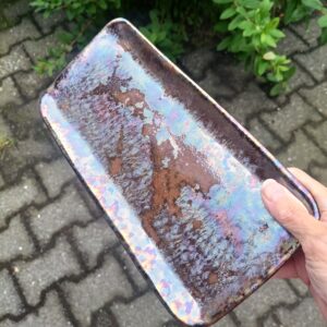 Handgerður keramík bakki með glitrandi glerungi
